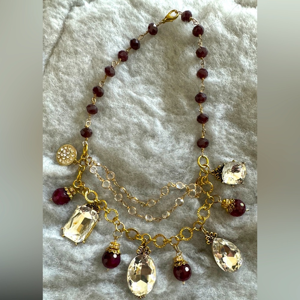 Stunning costume jewlery necklace.